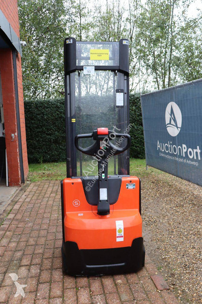 Stacker Toyota SWE140