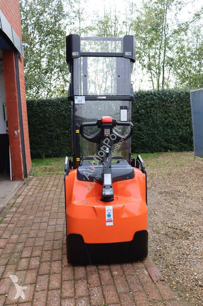Stacker Toyota SWE200