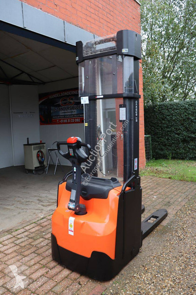 Stacker Toyota SWE200