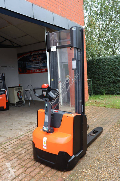 Stacker Toyota SWE140