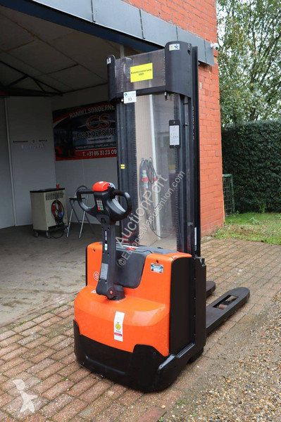Stacker Toyota SWE140