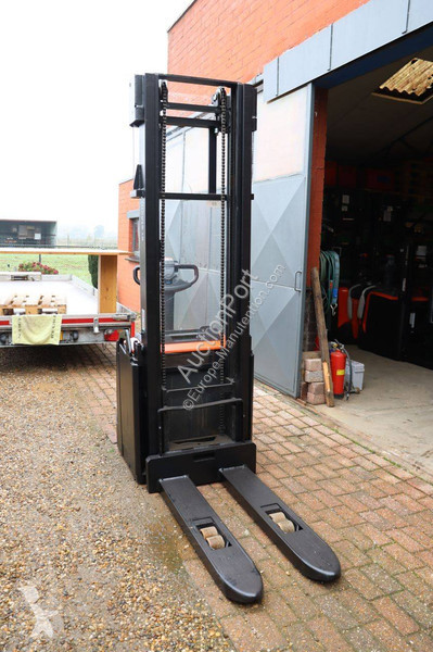 Stacker Toyota SWE200