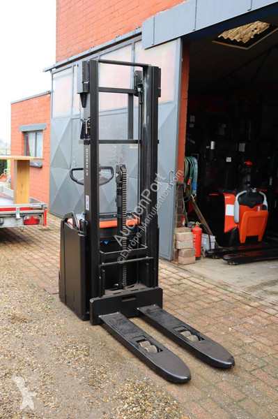 Stacker Toyota SWE200