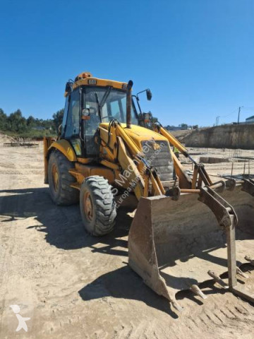 Екскаватор-навантажувач зі жорсткою рамою JCB