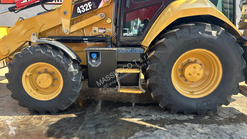 Bagr Caterpillar 2 4x4