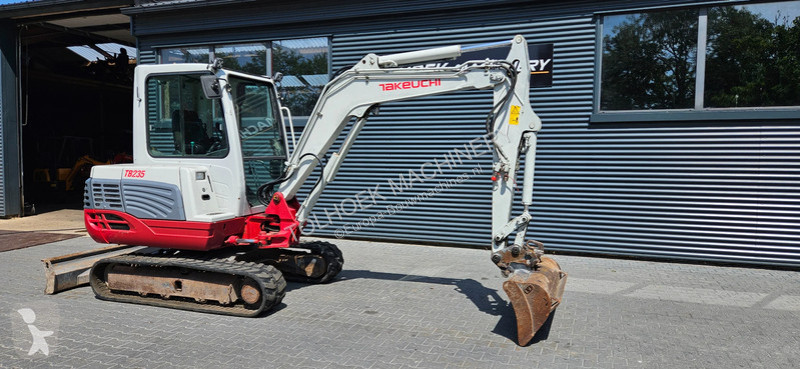 Traktor med grab Takeuchi TB 235