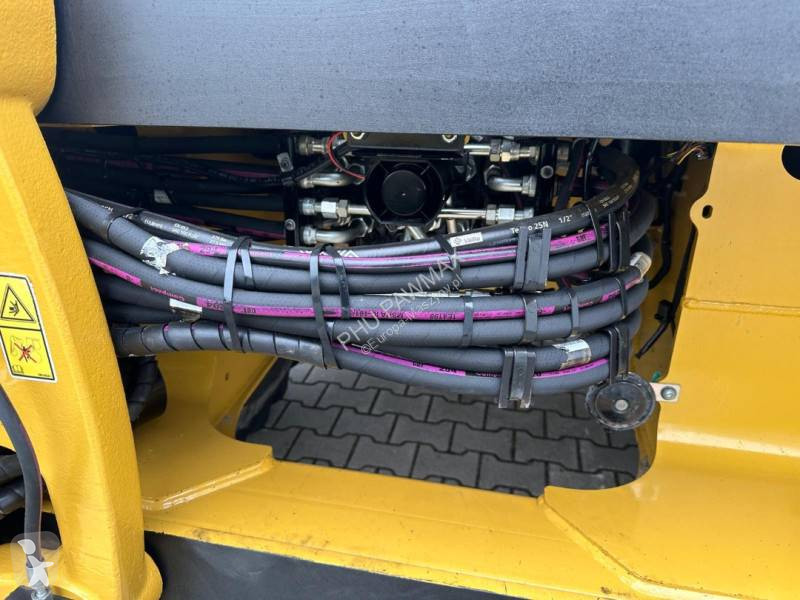 لودر حفار Caterpillar 2
