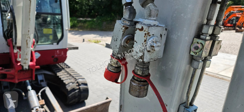 Traktor med grab Takeuchi TB 235