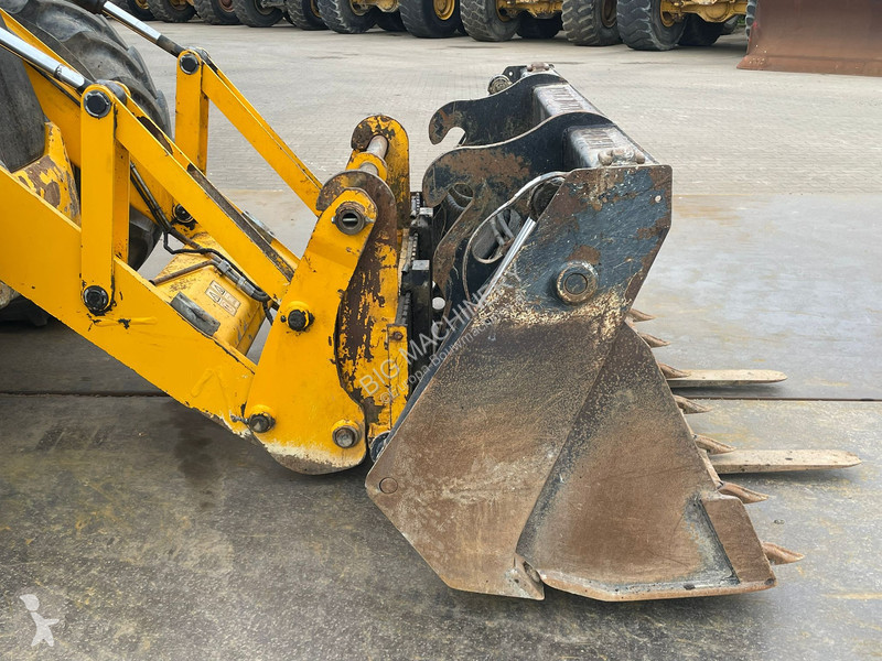 Traktor med grab JCB