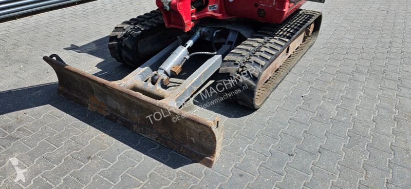 Traktor med grab Takeuchi TB 235
