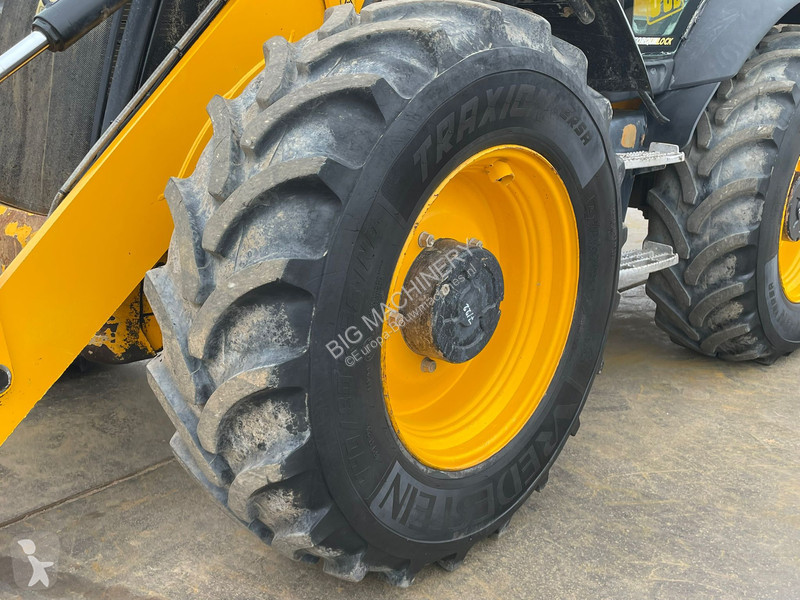 Traktor med grab JCB