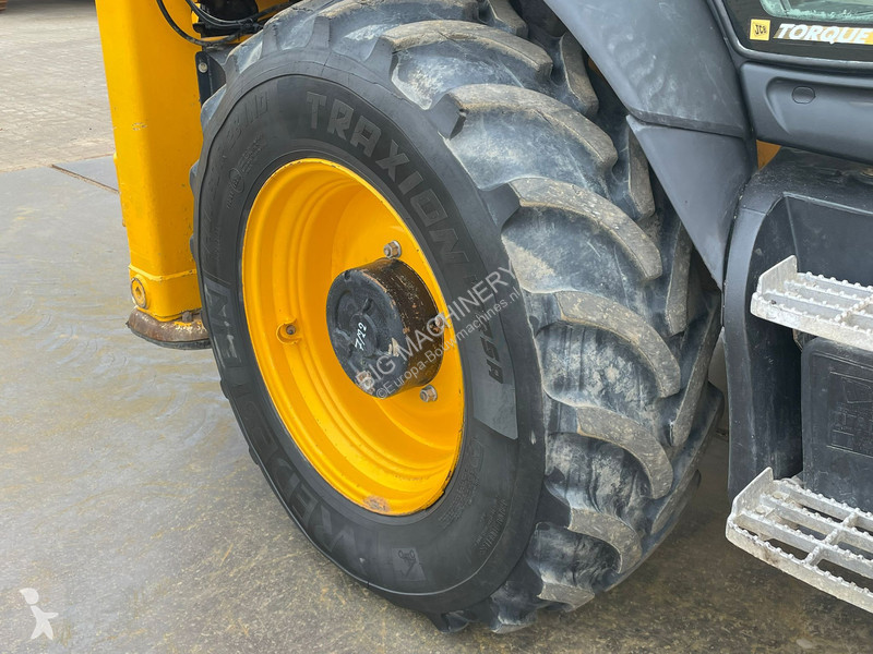 Traktor med grab JCB