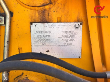 لودر حفار غير مفصلي JCB