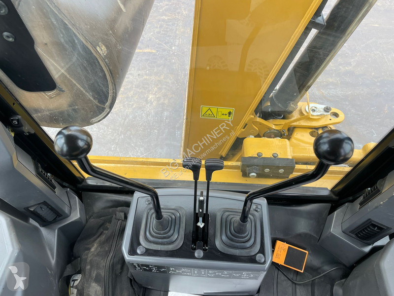 Tractopelle Caterpillar 424