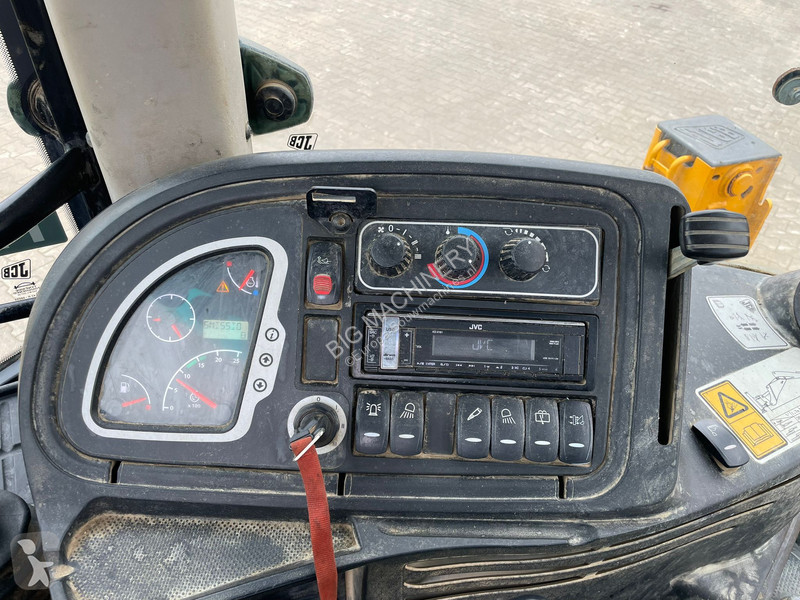 Traktor med grab JCB