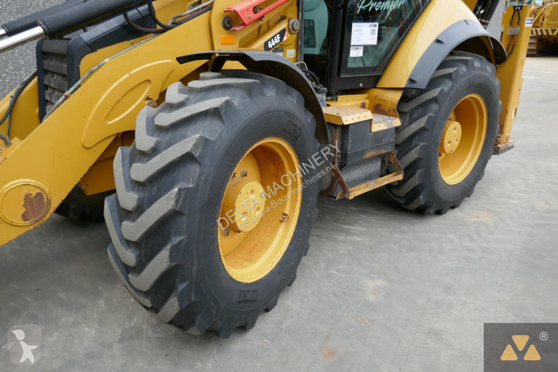 Traktor med grab Caterpillar 444F