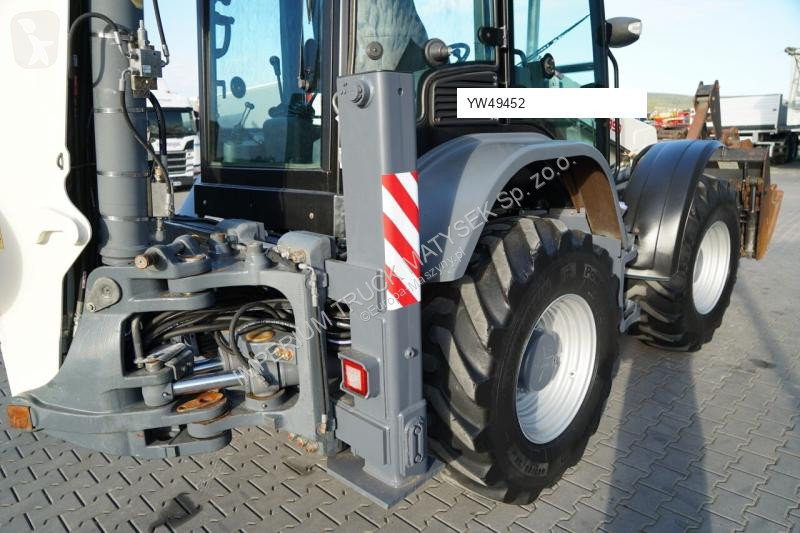 Traktor med grab Terex TLB 990
