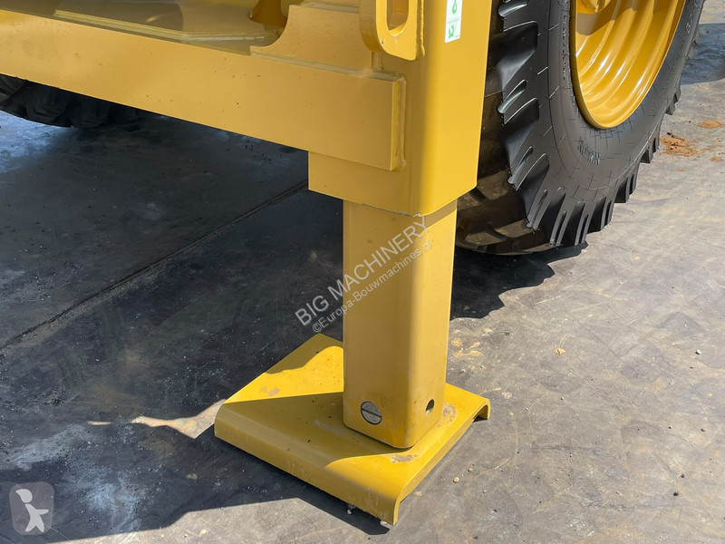 Traktor med grab Caterpillar 424