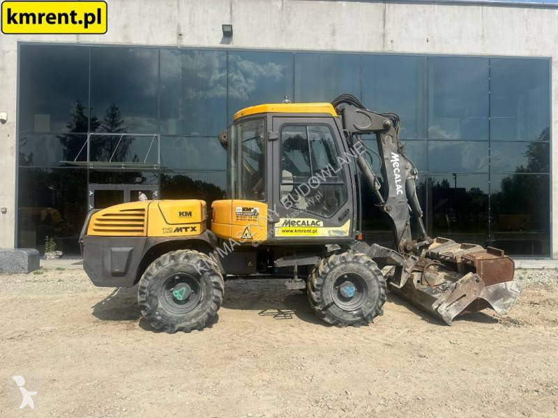 Traktor med grab Mecalac 12 MTX...