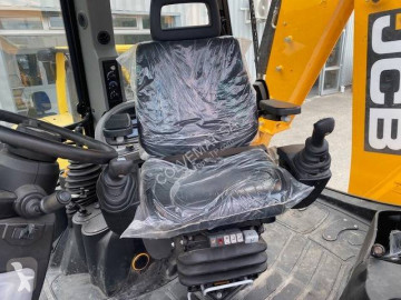 Pevný bagr JCB