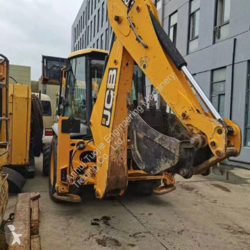 Pevný bagr JCB