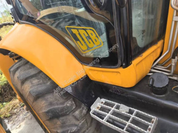 Pevný bagr JCB