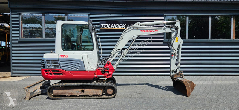Traktor med grab Takeuchi TB 235