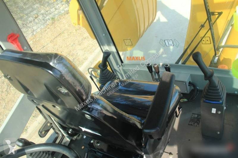 Traktor med grab Maxus 3cx