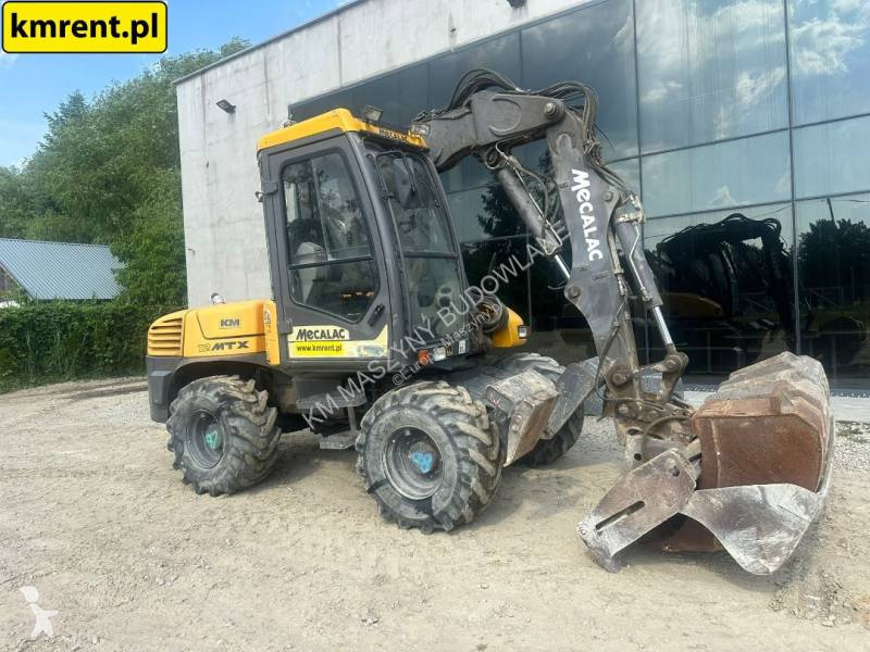 Traktor med grab Mecalac 12 MTX...