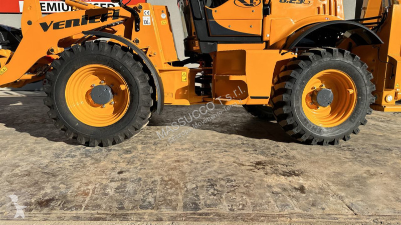 Traktor med grab Venieri 8.23G Articolata