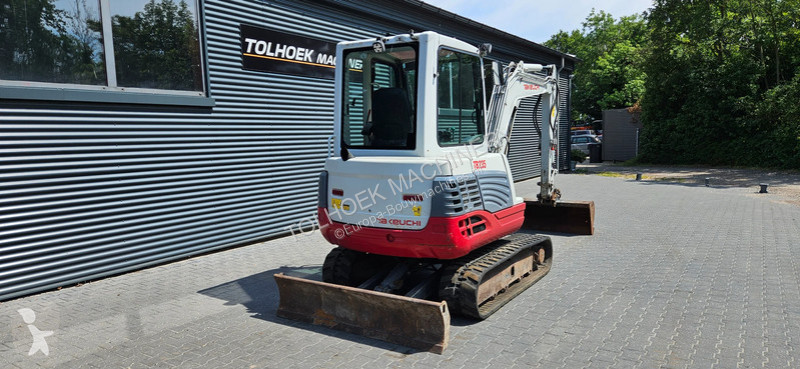 Traktor med grab Takeuchi TB 235