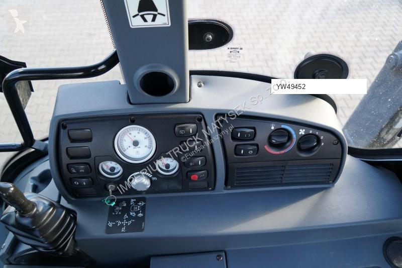 Traktor med grab Terex TLB 990