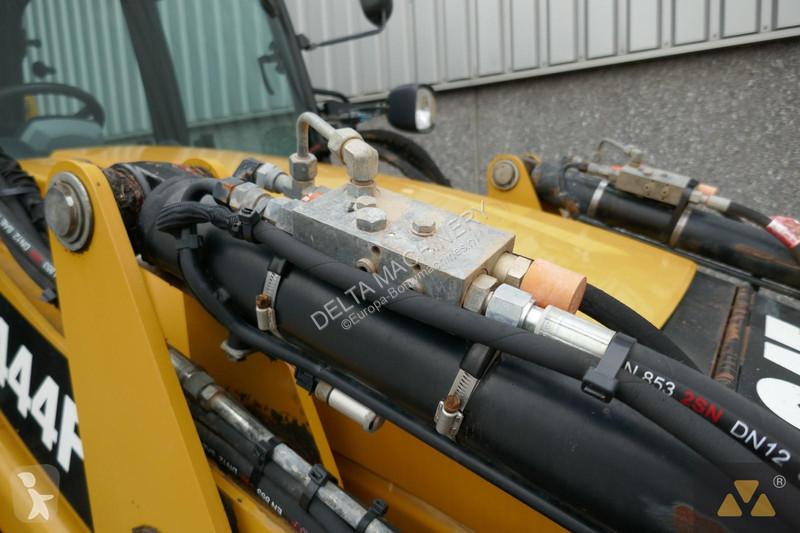 Traktor med grab Caterpillar 444F