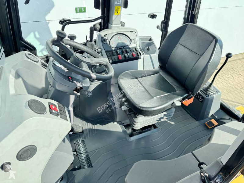Traktor med grab Caterpillar 424 4WD - Hammer...