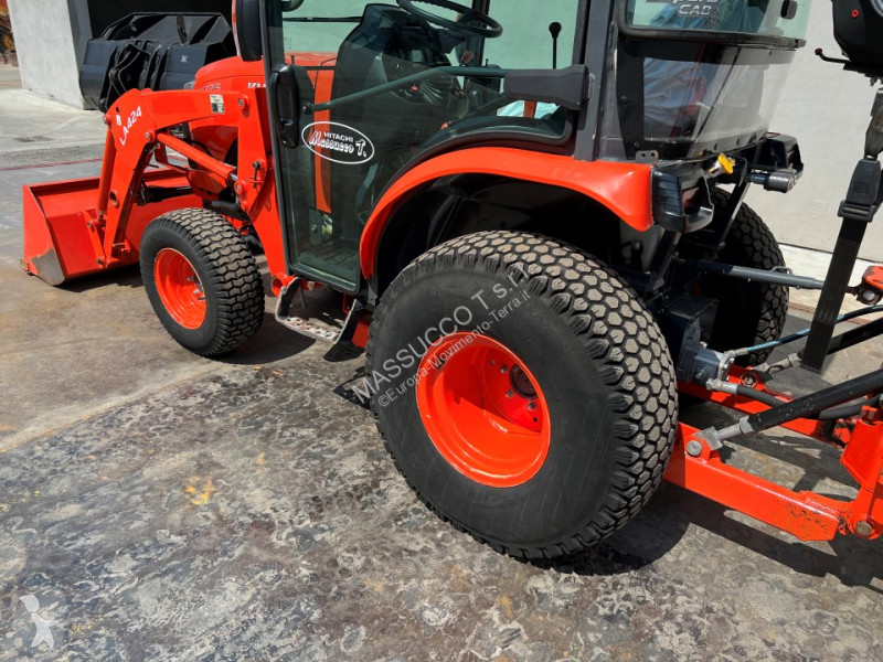 Traktor med grab Kubota B2231