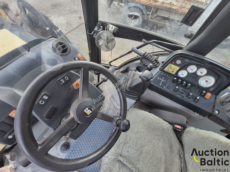 Екскаватор навантажувач Caterpillar