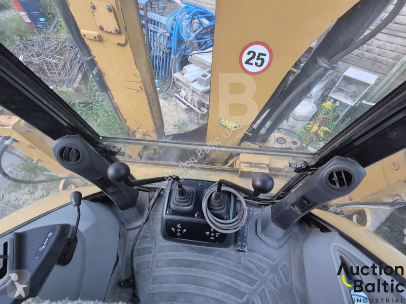 Екскаватор навантажувач Caterpillar