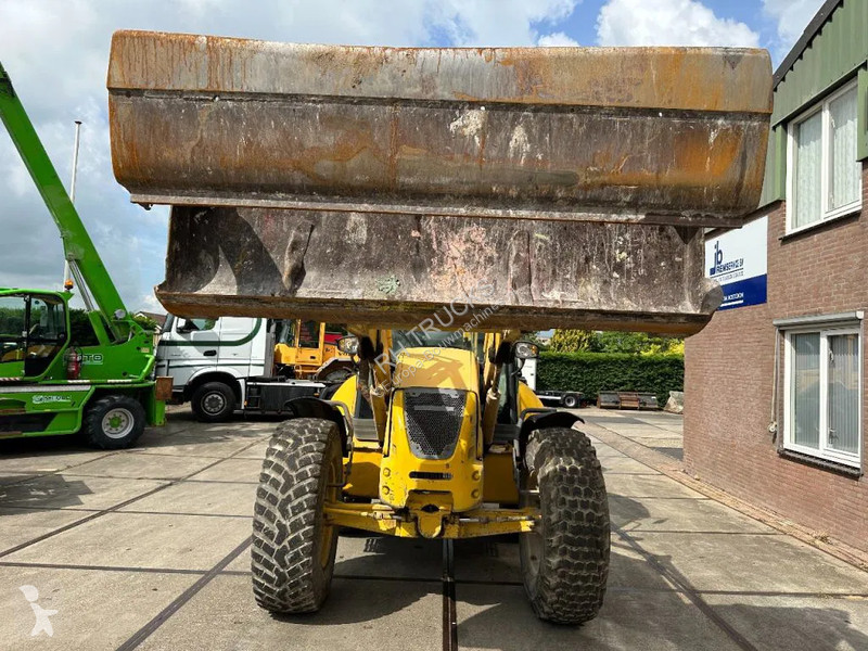 Traktor med grab Komatsu E0