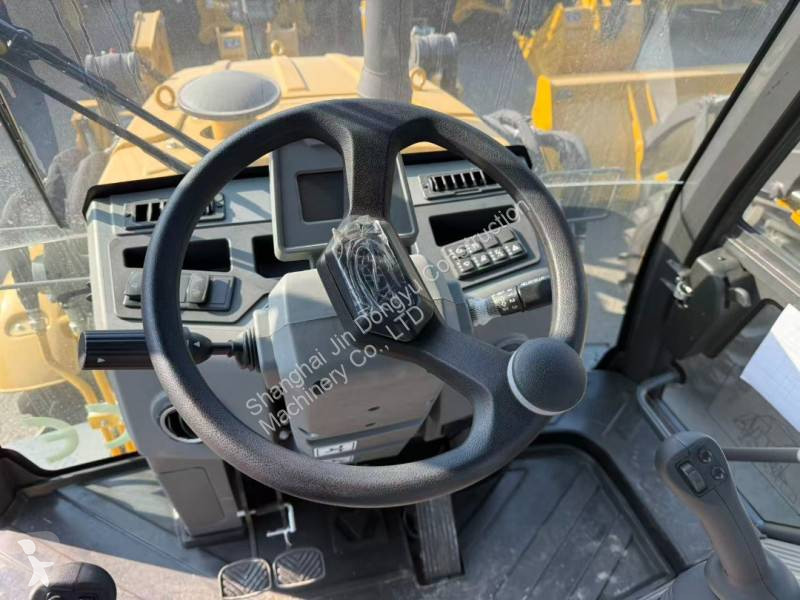 Rýpadlo-nakladač XCMG XC8-S2570