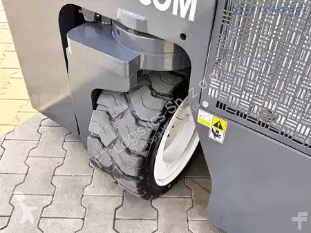 Štvorcestný vysokozdvižný vozík Combilift