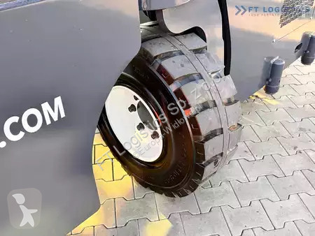Štvorcestný vysokozdvižný vozík Combilift
