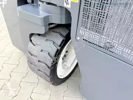 Štvorcestný vysokozdvižný vozík Combilift