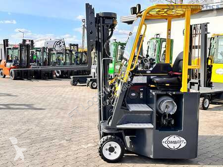 Empilhador multi direccional Combilift
