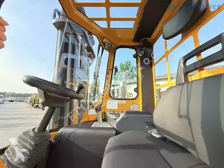 Štvorcestný vysokozdvižný vozík Combilift