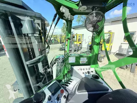 Štvorcestný vysokozdvižný vozík Combilift