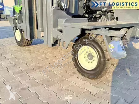 رافعة شوكية متعددة الاتجاهات Combilift