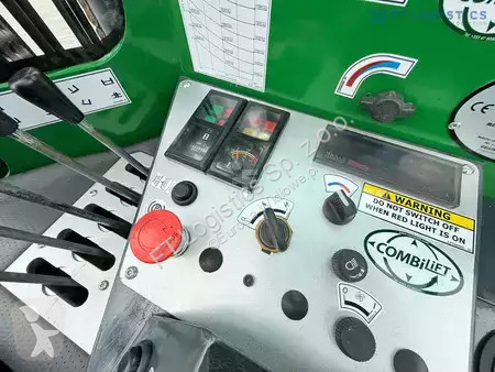Štvorcestný vysokozdvižný vozík Combilift