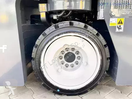 Štvorcestný vysokozdvižný vozík Combilift