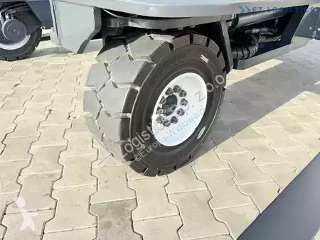 Štvorcestný vysokozdvižný vozík Combilift