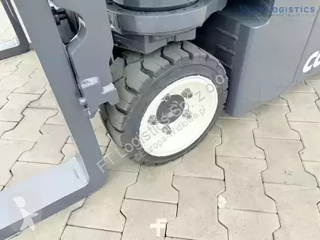 Štvorcestný vysokozdvižný vozík Combilift